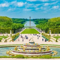 Full Day Giverny and Versailles Group Tour With Lunch